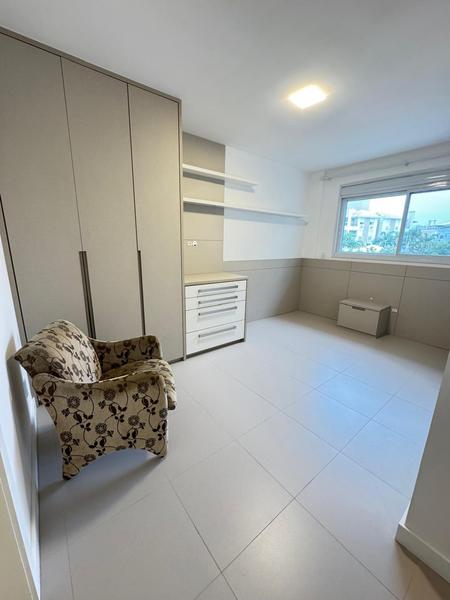Apartamento com 2 suítes, lavabo, 2 garagens e hobby box  em Ingleses.