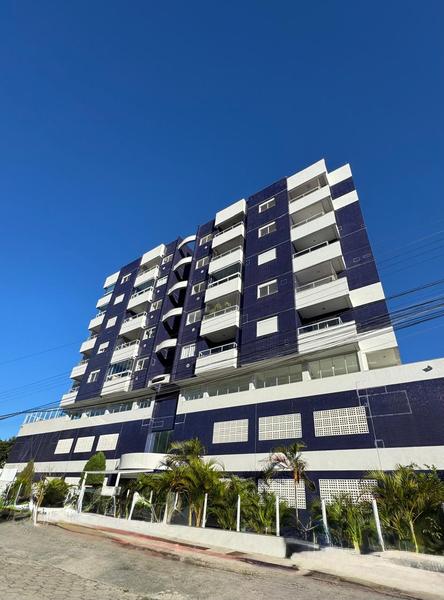 Apartamento de 2 dormitórios (suíte), sacada, 2 garagens e totalmente mobiliado no Itacorubi.