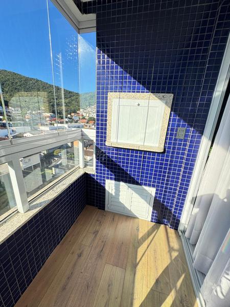 Apartamento de 2 dormitórios (suíte), sacada, 2 garagens e totalmente mobiliado no Itacorubi.
