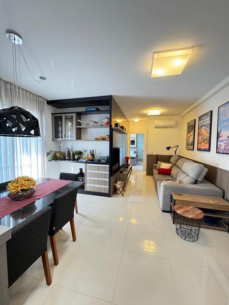 Apartamento de 2 dormitórios (suíte), sacada, 2 garagens e totalmente mobiliado no Itacorubi.