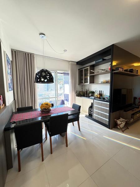 Apartamento de 2 dormitórios (suíte), sacada, 2 garagens e totalmente mobiliado no Itacorubi.