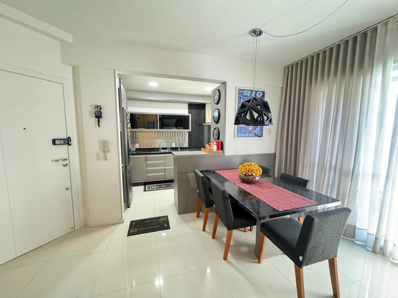 Apartamento de 2 dormitórios (suíte), sacada, 2 garagens e totalmente mobiliado no Itacorubi.