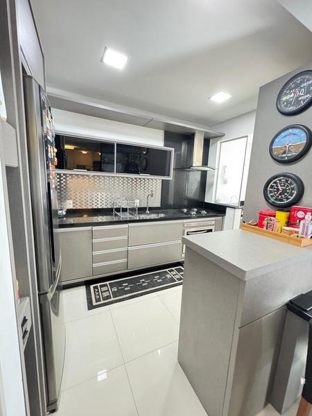 Apartamento de 2 dormitórios (suíte), sacada, 2 garagens e totalmente mobiliado no Itacorubi.