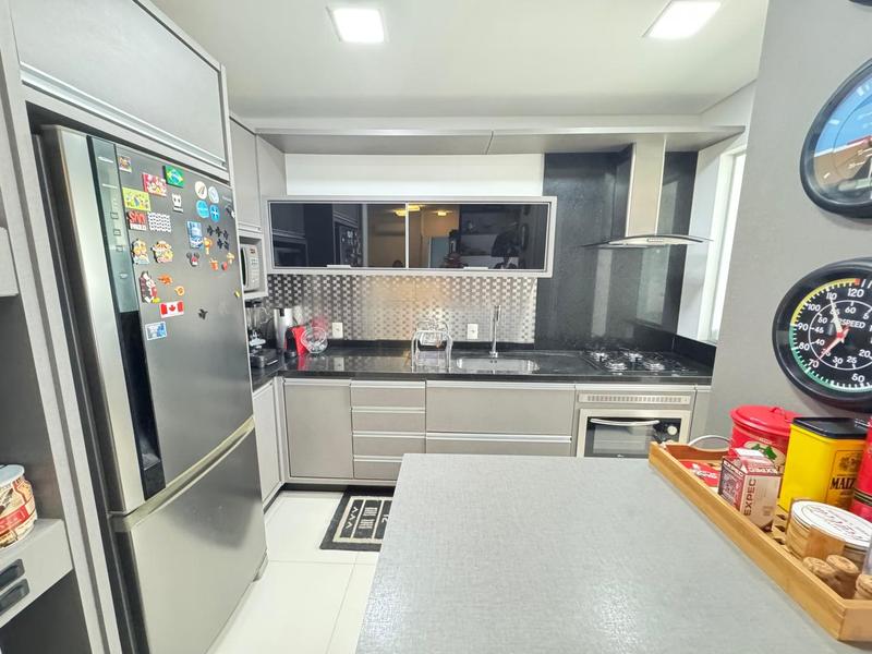 Apartamento de 2 dormitórios (suíte), sacada, 2 garagens e totalmente mobiliado no Itacorubi.