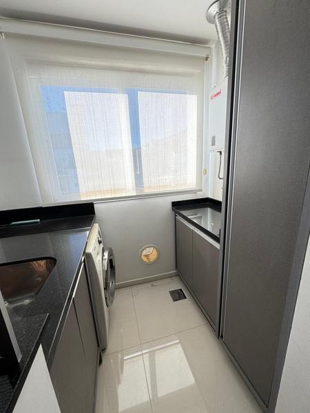 Apartamento de 2 dormitórios (suíte), sacada, 2 garagens e totalmente mobiliado no Itacorubi.