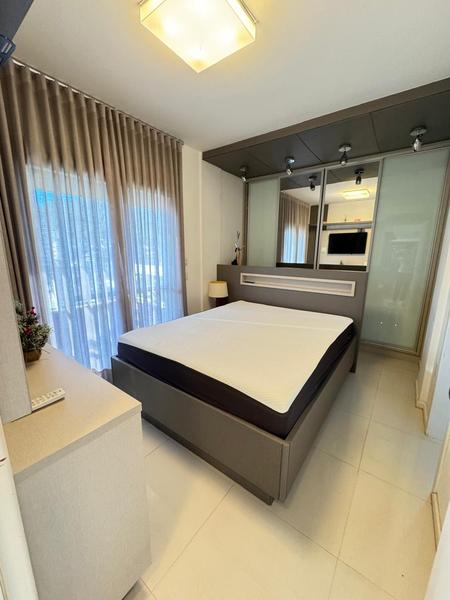 Apartamento de 2 dormitórios (suíte), sacada, 2 garagens e totalmente mobiliado no Itacorubi.