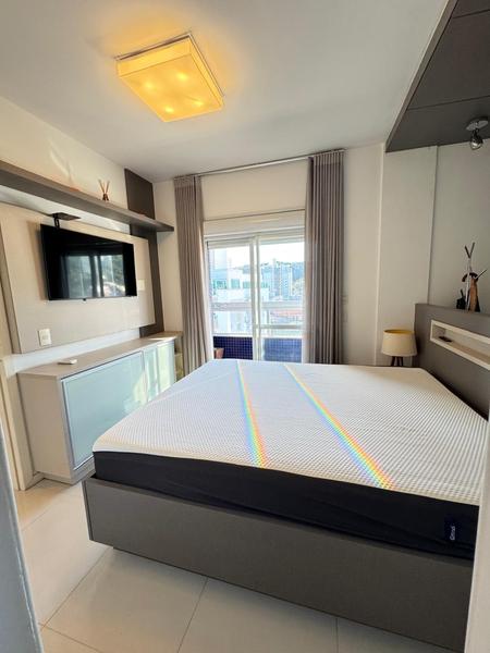Apartamento de 2 dormitórios (suíte), sacada, 2 garagens e totalmente mobiliado no Itacorubi.