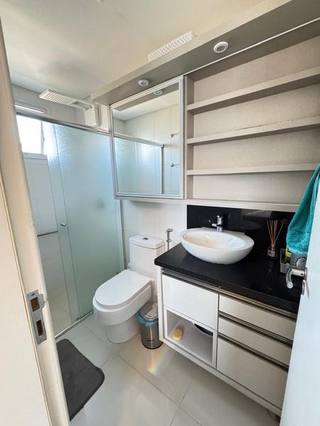 Apartamento de 2 dormitórios (suíte), sacada, 2 garagens e totalmente mobiliado no Itacorubi.