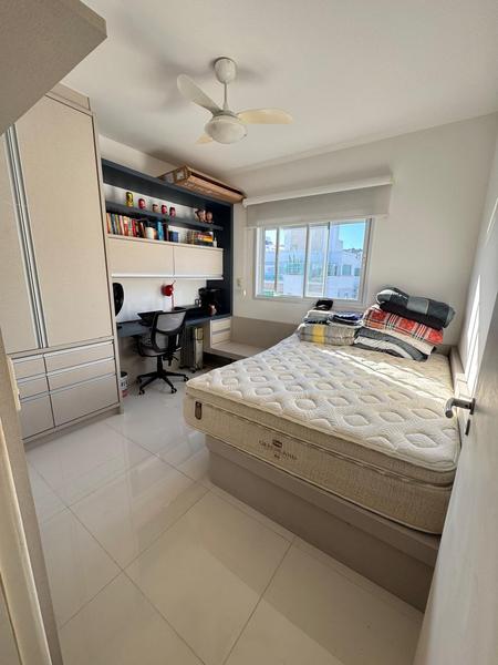 Apartamento de 2 dormitórios (suíte), sacada, 2 garagens e totalmente mobiliado no Itacorubi.