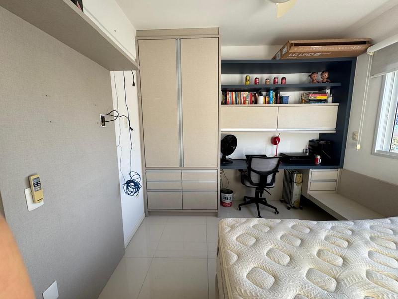 Apartamento de 2 dormitórios (suíte), sacada, 2 garagens e totalmente mobiliado no Itacorubi.