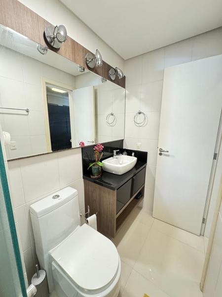 Apartamento de 2 dormitórios (suíte), sacada, 2 garagens e totalmente mobiliado no Itacorubi.