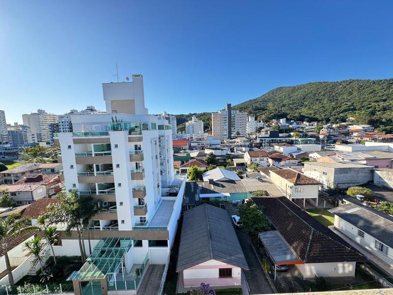 Apartamento de 2 dormitórios (suíte), sacada, 2 garagens e totalmente mobiliado no Itacorubi.