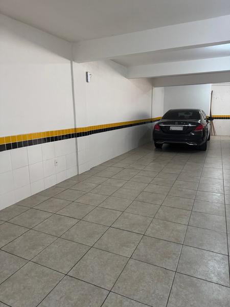 Apartamento de 2 dormitórios (suíte), sacada, 2 garagens e totalmente mobiliado no Itacorubi.