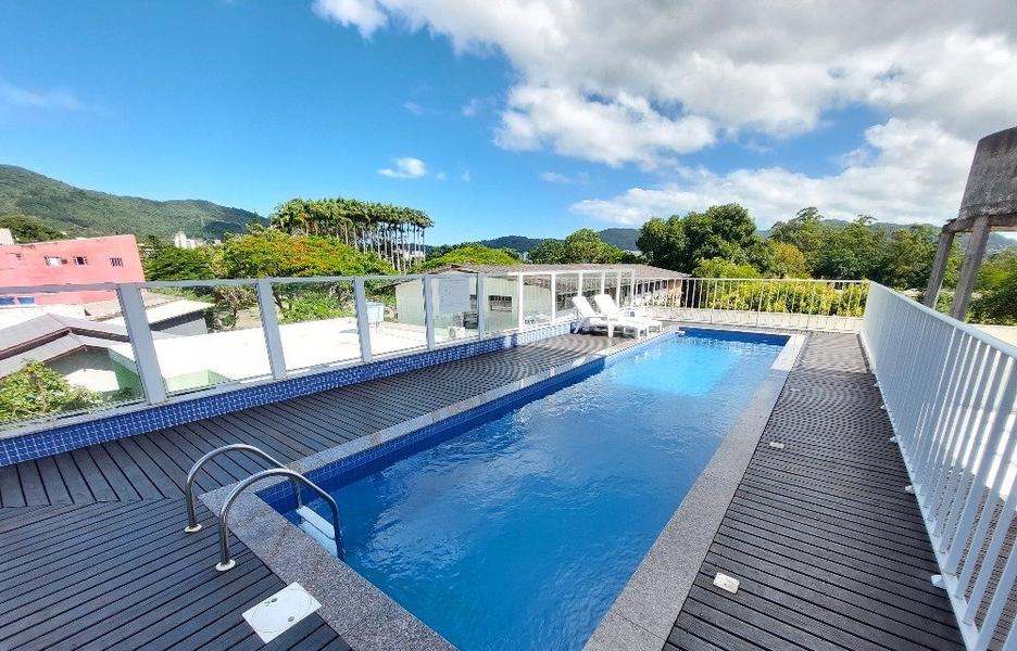 Apartamento de 2 dormitórios (suíte), sacada, 2 garagens e totalmente mobiliado no Itacorubi.