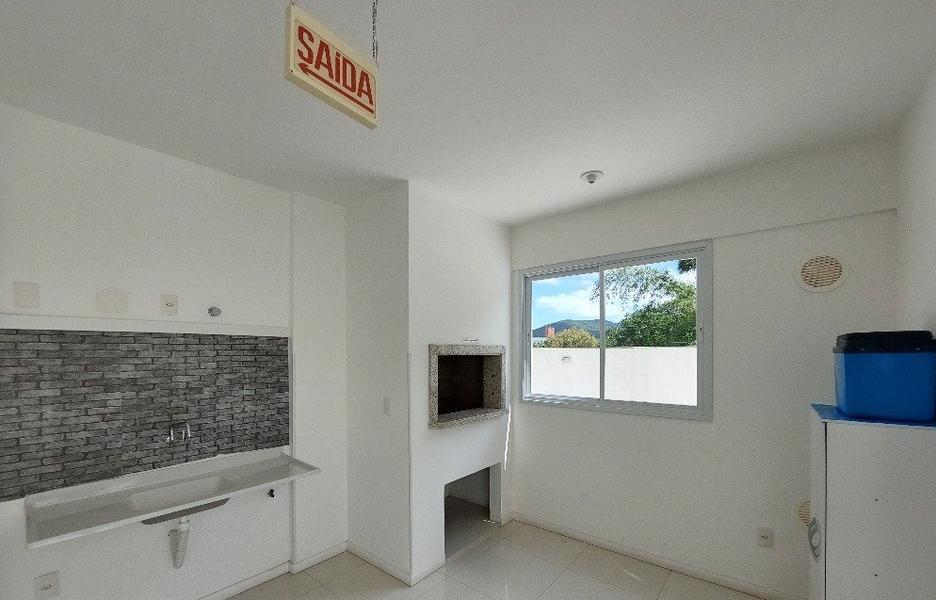 Apartamento de 2 dormitórios (suíte), sacada, 2 garagens e totalmente mobiliado no Itacorubi.